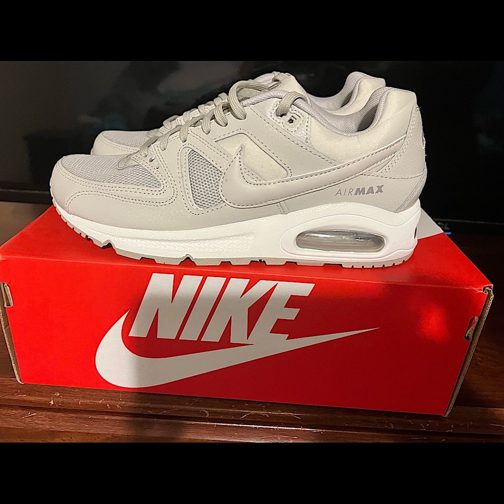 Woman's Nike air max commands size 8.5